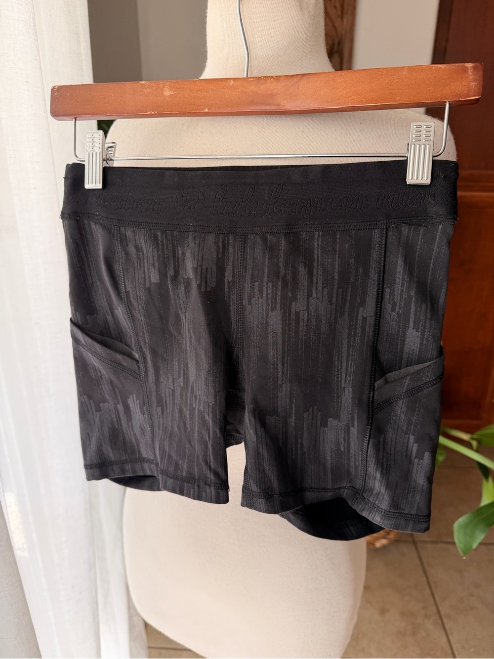 Lululemon Black Patterned Bike Shorts Women's Size 4 Side Pockets